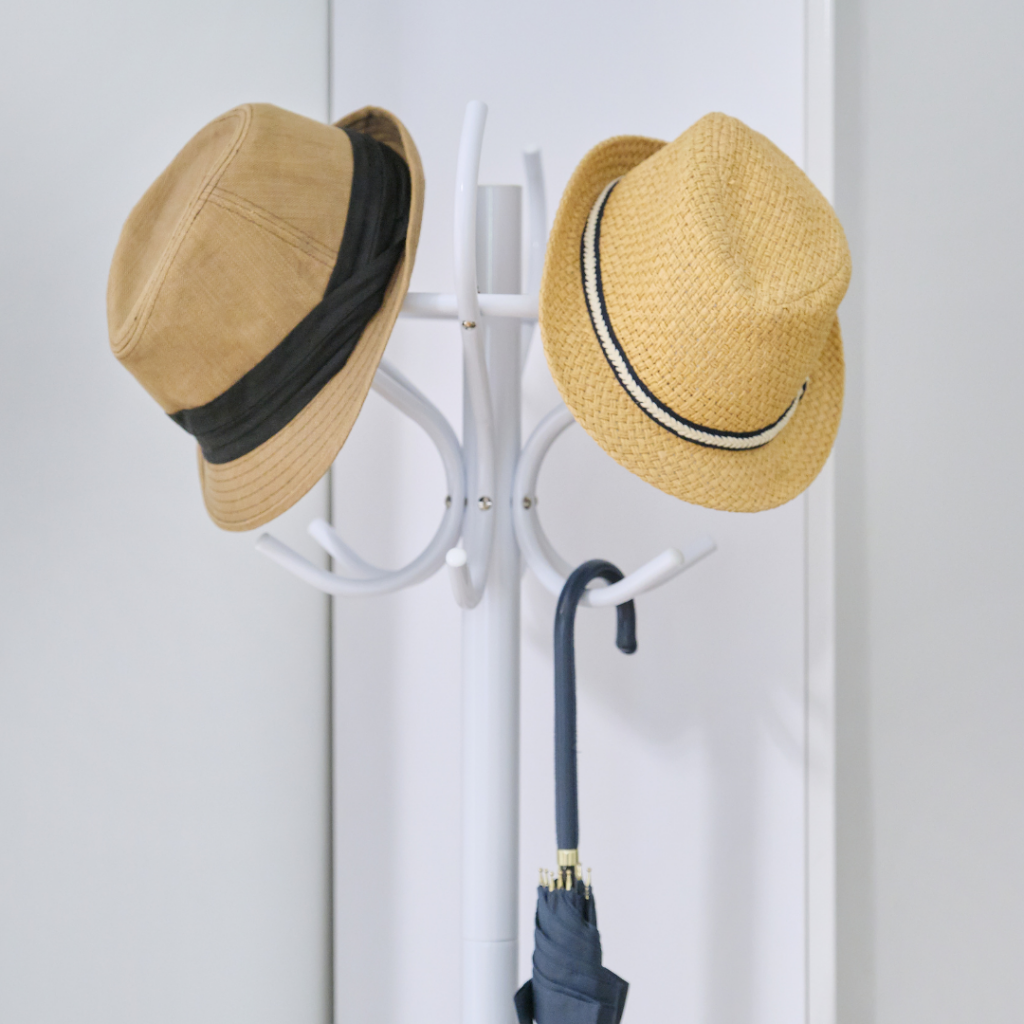 To store toiletries, install a pot rack in the kitchen or a bathroom cabinet. Hang hats and bags on hooks in the hallway. Keep in mind that your walls should not be so cluttered that they appear cluttered. First, organise your belongings in boxes, as we suggested above.